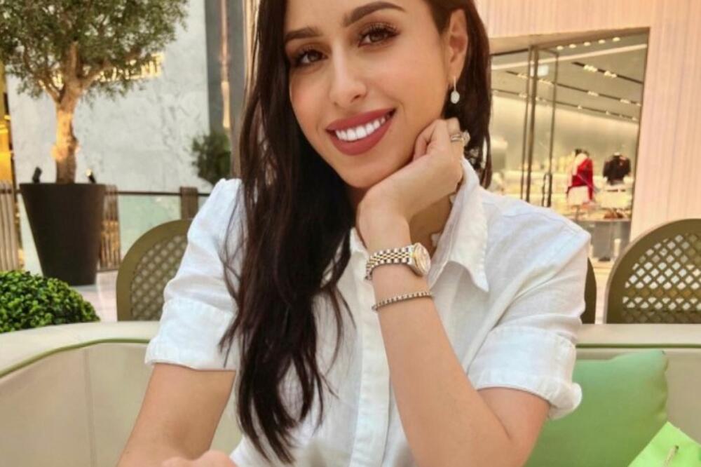 ŽIVI KAO DOMAĆICA U DUBAIJU I KUPA SE U MILIONIMA: Pohalila se KOLIKO troši na ŠMINKU, razljutila sve žive (FOTO)