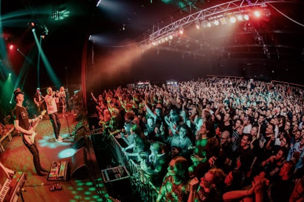 Pušenje je ispraćeno s bine nakon tri i po sata sviranja. 