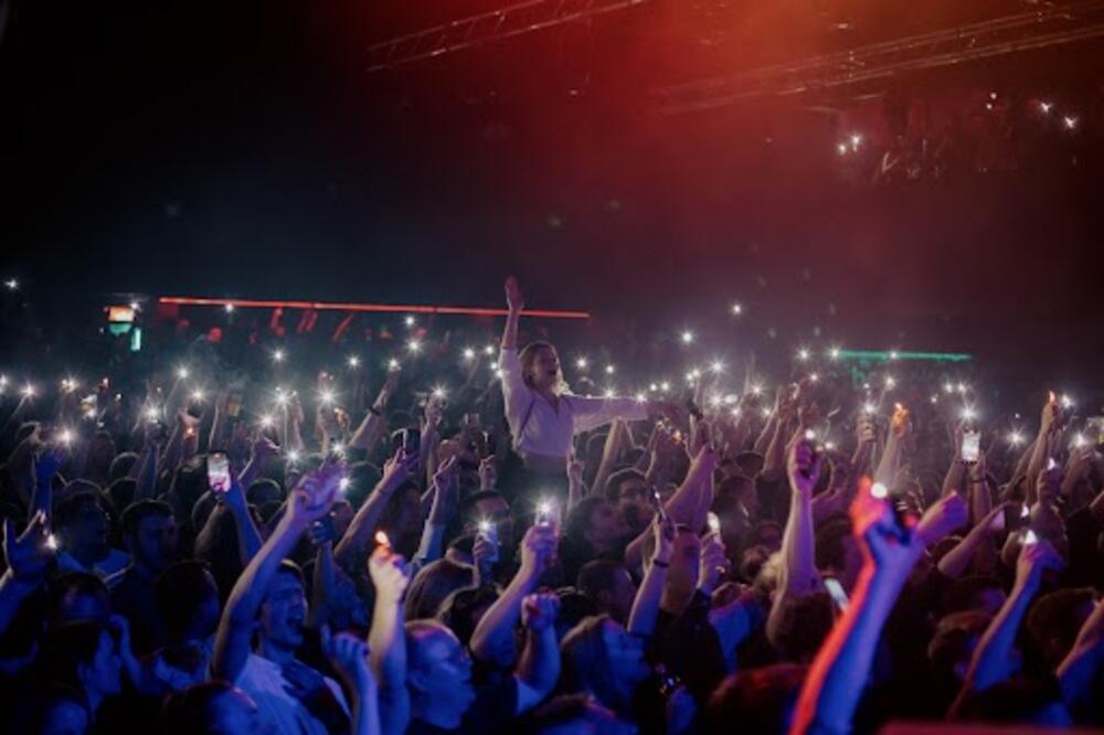 Pušenje je održavalo interakciju s publikom tokom celog koncerta