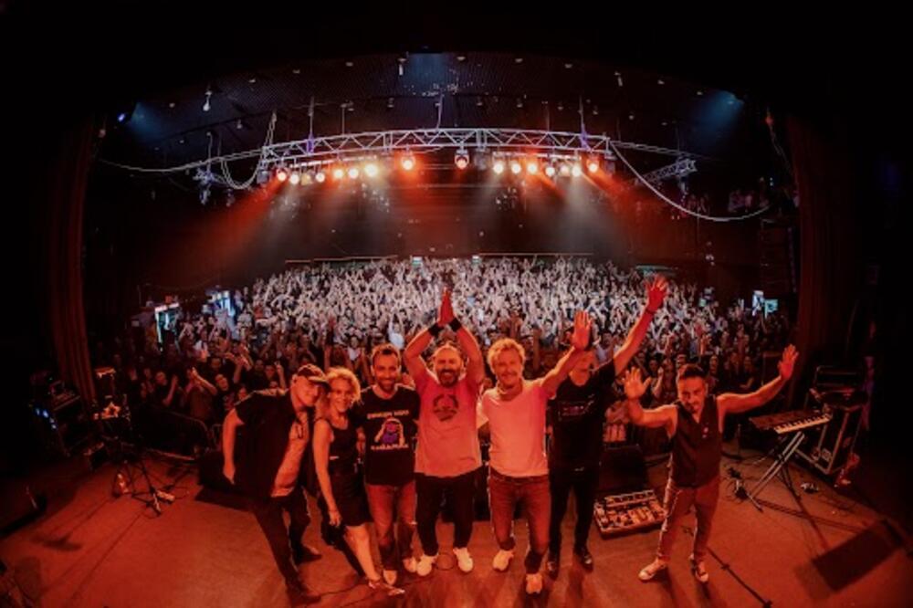 Koncert je počeo energično, pesmom 'Otpor stoko!'