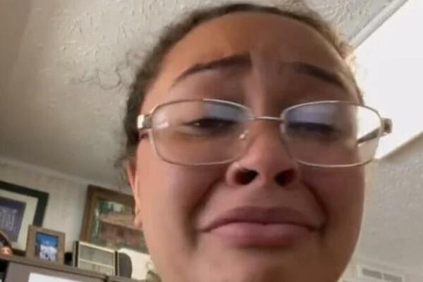 BRENA JELA KEKS, PA OSETILA KAKO JOJ SE NEŠTO MIGOLJI U USTIMA: Mislila je da su SEMENKE, mnogi su ZGROŽENI (VIDEO)