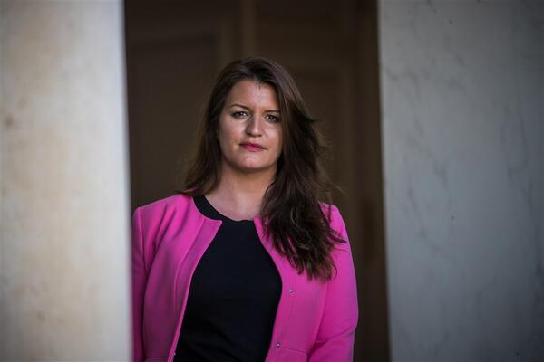 FRANCUSKA DRŽAVNA SEKRETARKA POZIRALA ZA PLEJBOJ: Dok zemlja GORI, ona završila na NASLOVNOJ STRANI (FOTO)