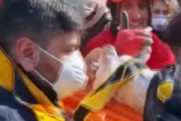 LEPA VEST IZ TURSKE! Dvomesečna beba koja je bila ZATRPANA pod ruševinama 128 sati konačno SPOJENA SA MAJKOM! VIDEO