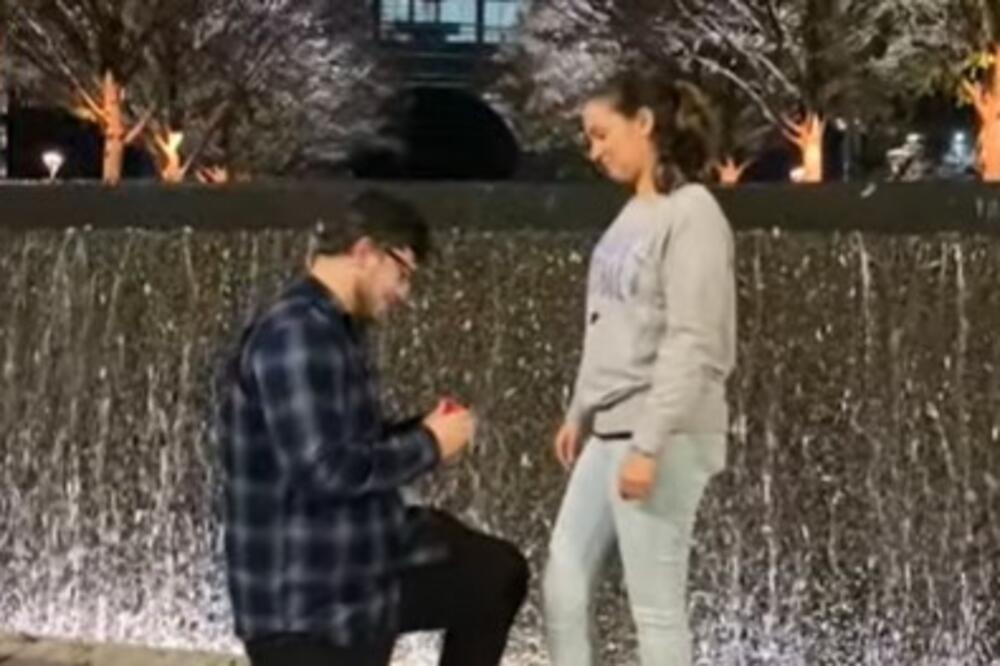 HTEO DA ZAPROSI DEVOJKU, A ONDA JE USLEDIO PAKAO: Osetili su da NEŠTO nije u redu čim je izgovorila "DA" (VIDEO)