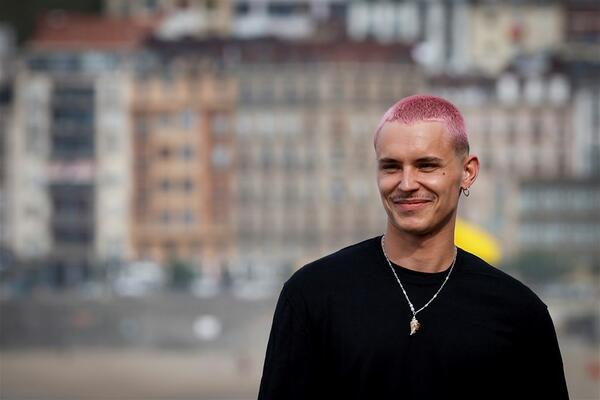 SKINUO SE POZNATI GLUMAC, UMALO SE SVE NIJE VIDELO: Ova fotka DIŽE PRITISAK, samo za PUNOLETNE