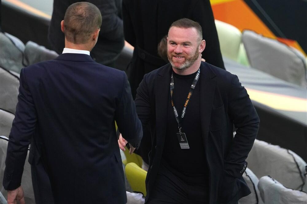 RUNI POSTAJE BOKSER! Prvi meč protiv poznatog influensera na Old Trafordu (FOTO)