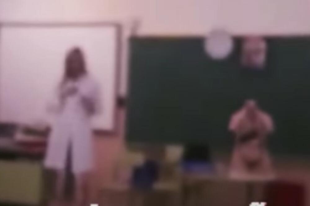 NASTAVNICA UŠLA NA ČAS, PA POČELA DA SE SKIDA: Kada je SVUKLA mantil sa sebe učenici VRISNULI OD UZBUĐENJA (VIDEO)