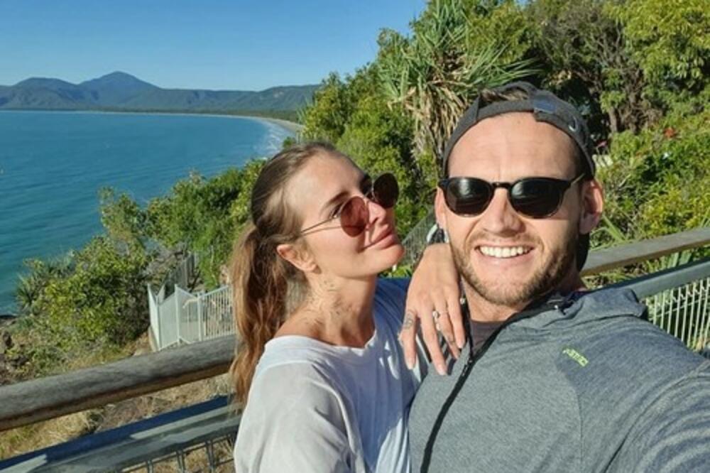 ŽENA SA DVE V*GINE ZARAĐUJE MASNU LOVU NA SAJTU ZA ODRASLE: Kaže da NE VARA dečka, a objašnjenje je PRELUDO