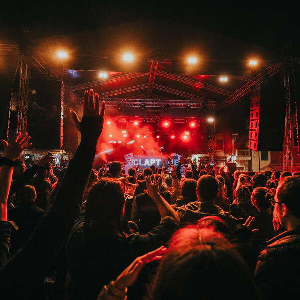 EXIT u Herceg Novom priredio spektakl za pamćenje: Više hiljada ljudi plesalo uz Claptona i Konstraktu