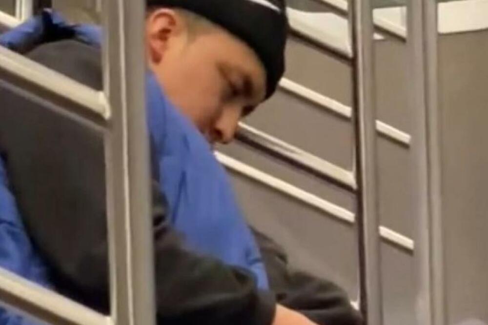 ZASPAO U METROU, A ONDA JE OSETIO DA MU NEŠTO ŠETA PO NOGAMA: Sledio se u SEKUNDI kada je video... (VIDEO)