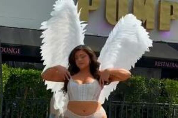 SKINULA SE NA SRED ULICE, PROLAZNICIMA POPADALE VILICE: Evo kako izgleda PRAVA ŽENA u DONJEM VEŠU (VIDEO)