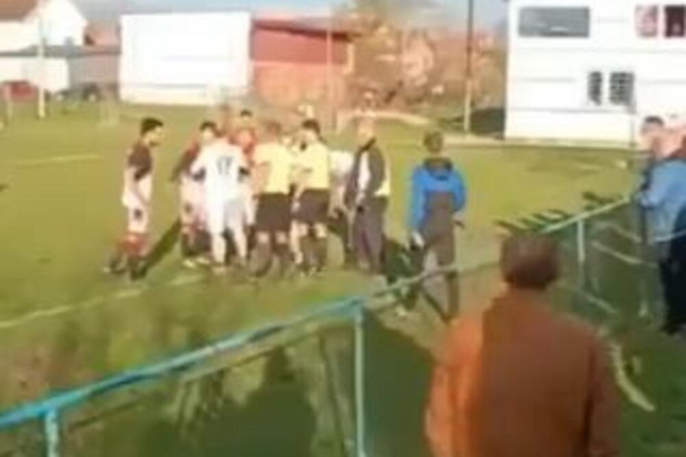 NAVIJAČ ULETEO NA TEREN SA NOŽEM! Užasne scene u srpskom fudbalu, sprečen veći incident! (VIDEO)
