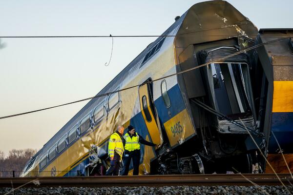 VOZ UDARIO U DIZALICU, PA ISKOČIO IZ ŠINA: Nesreća na noćnoj liniji za Hag, IMA MRTVIH!