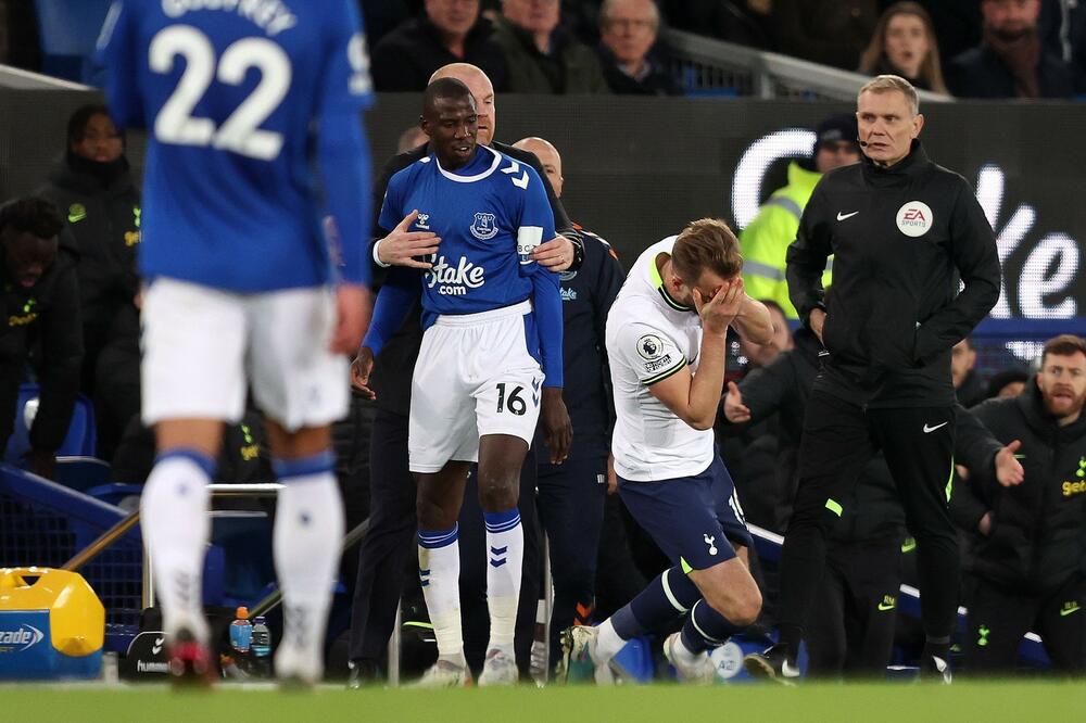 ENGLEZI I FER-PLEJ, TO JE MIT: Pogledajte PRLJAVE UDARCE i FOLIRANJE kapitena Totenhema i Albiona! (VIDEO)