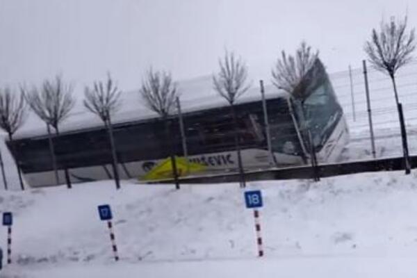 DRAMA KOD KRAGUJEVCA: Autobus sleteo s puta, 18 LJUDI POVREĐENO! (VIDEO)