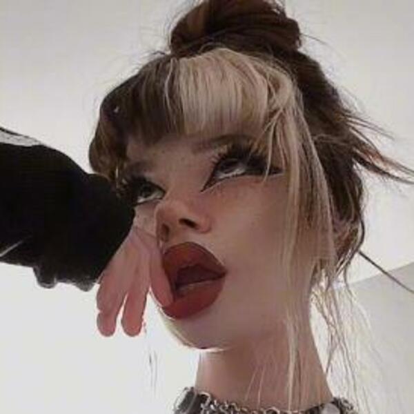 DEVOJKA SA SLIKE KRIJE NAJVEĆU TAJNU: Svi se zaprepaste kada vide kako U STVARI IZGLEDA (VIDEO)