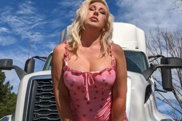 OVA BRUTALNA PLAVUŠA VOZI KAMION, MUŠKARCI PADAJU ČIM JE VIDE: Svaki dan kači SVOJE snimke iz KAMIONA... (FOTO)