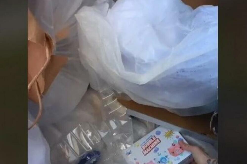 KOPAO PO KONTEJNERU, A ONDA UGLEDAO DA NEŠTO SVETLUCA: Kada je video šta je, vrisnuo je u MOMENTU... (VIDEO)