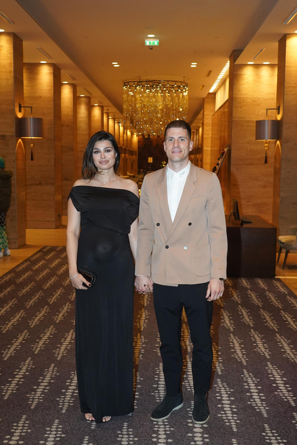 Nasmejani pozirali okupljenim fotografima.