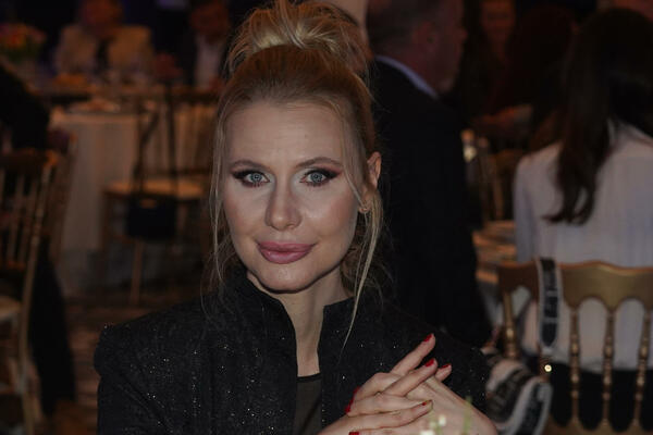 NAKON ŠTO JE PROGOVORILA O BOLESTI POJAVILA SE U JAVNOSTI: Voditeljka prikupila PAŽNJU, evo kako sad IZGLEDA (FOTO)