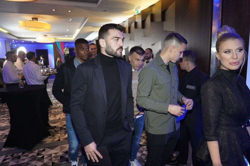 Zasijala kad se pojavila u društvu poznatih muškaraca