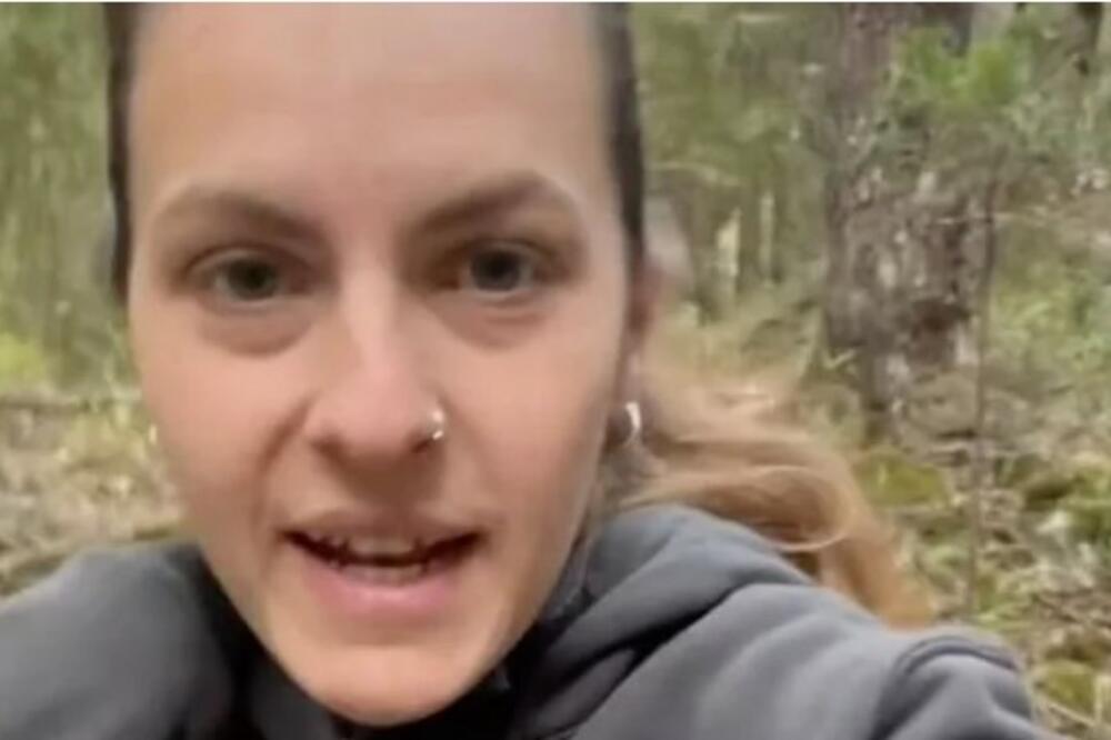 SVI KOJI POGLEDAJU OVAJ SNIMAK, PRESTRAVE SE KADA VIDE ŠTA JE IZA ŽENE: Na delić sekunde pojavljuje se pravi užas