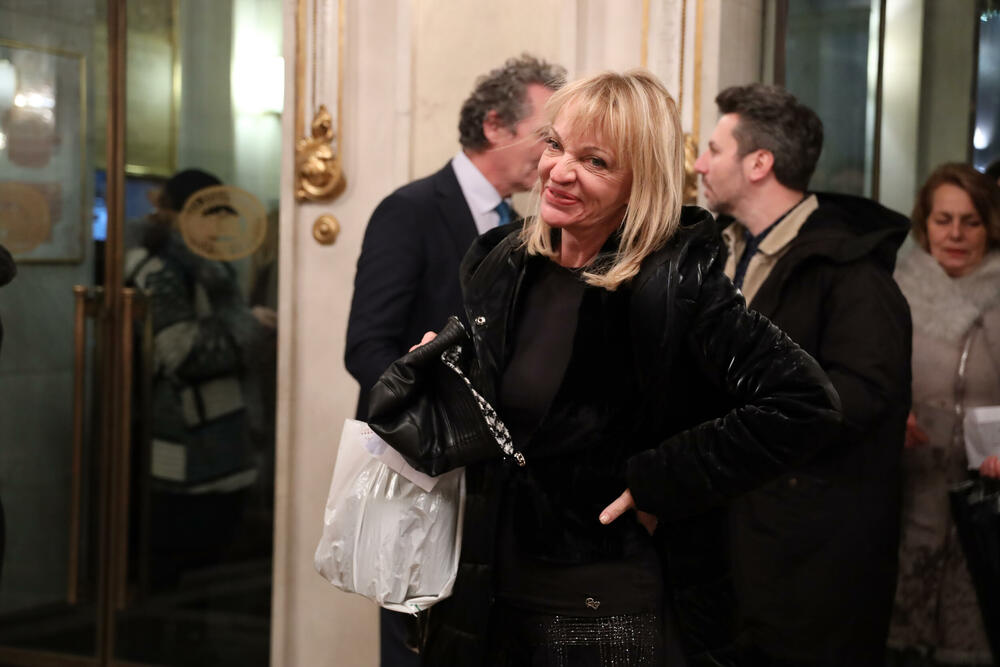 Veselo pozirala novinarima i fotografima