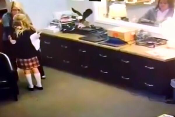 ZGRABILA DEVOJČICU ZA RAME, NIJE ZNALA DA JE KAMERA SNIMA: Ono što je usledilo dete NIKADA NEĆE ZABORAVITI (VIDEO)