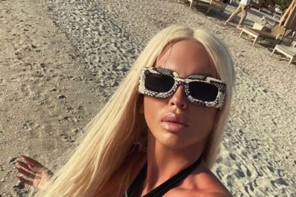 KARLEUŠA SNEŽNU IDILU PREKINULA HOT FOTKAMA: Ni zima je ne sprečava da šeta POLU GOLA