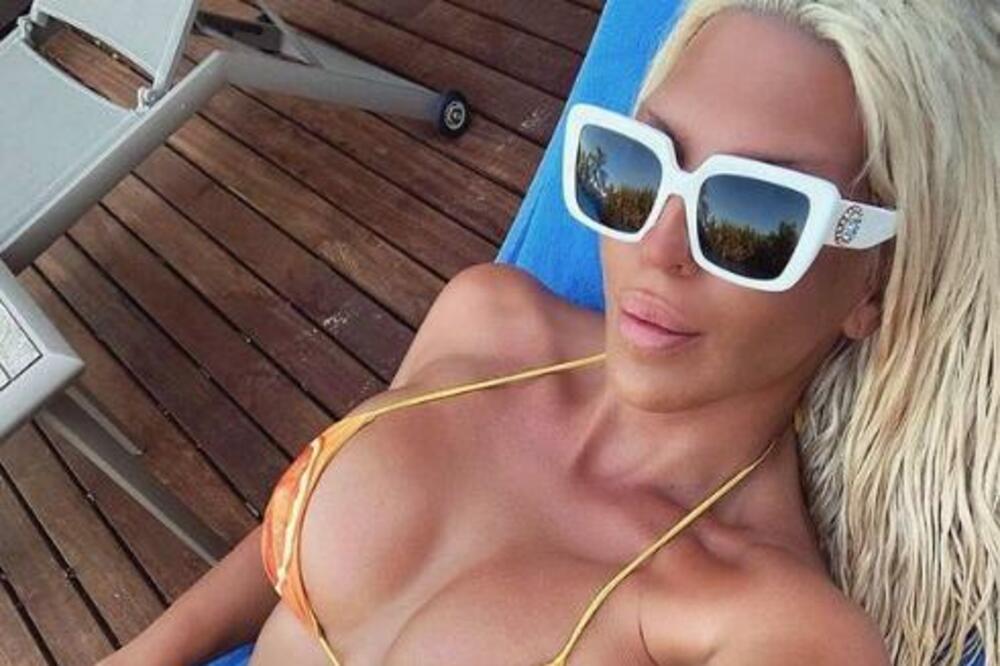 JK PREŠLA IGRICU, SNIMILA SE IZ BAŠ SVIH UGLOVA: Tračice jedva prekrile INTIMNE DELOVE, KADROVI nisu za MALOLETNE