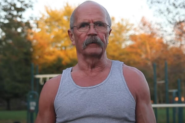 OVO JE NAJZGODNIJI DEKA, VILICA PADA NA NJEGOVO TELO: Izgleda kao milion dolara, pogledajte KAKO VEŽBA (VIDEO)