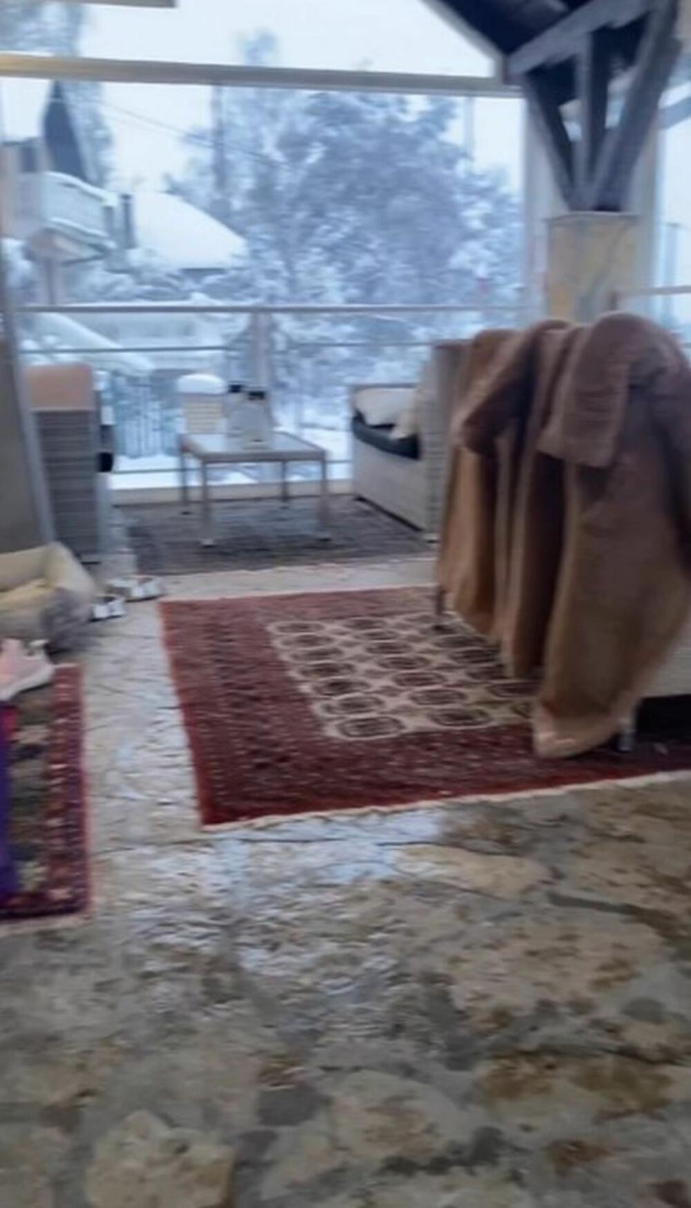 Pokazala je veliku terasu koja je, takođe, zatvorena u toku zimskih dana