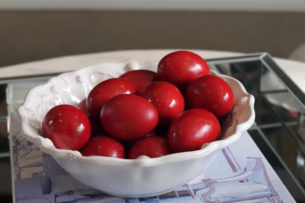 EVO KAKO GRCI FARBAJU JAJA DA BUDU JAKO CRVENE BOJE: Kapljica OVOG SASTOJKA je TAJNA uspeha, ovo morate DA ZNATE