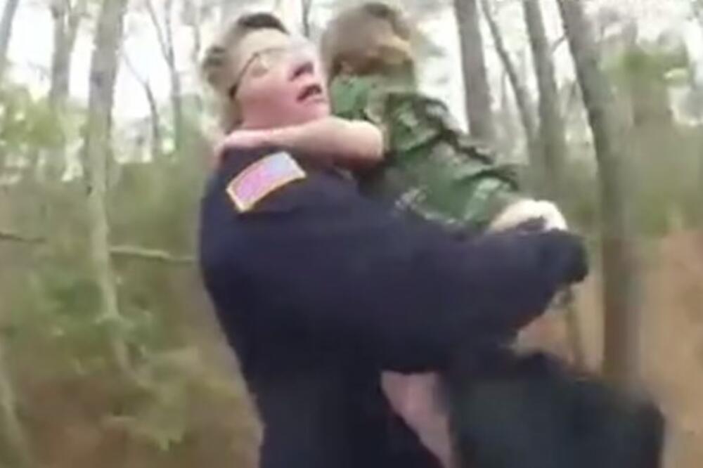 SNIMAK KOJI VAS NEĆE OSTAVITI RAVNODUŠNIM: Dečak pronađen u ŠUMI, kada su ga našli izgovorio SAMO JEDNO (VIDEO)