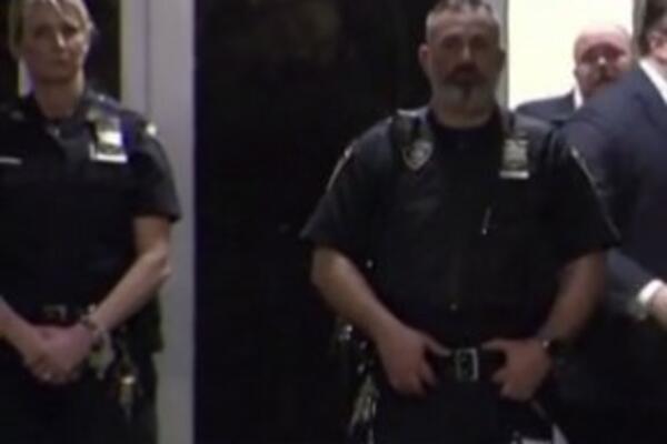 "MOŽE DA MI STAVI LISICE KAD GOD": Lepa POLICAJKA zasenila TRAMPA, cela nacija u TRANSU, svima PALE VILICE (VIDEO)