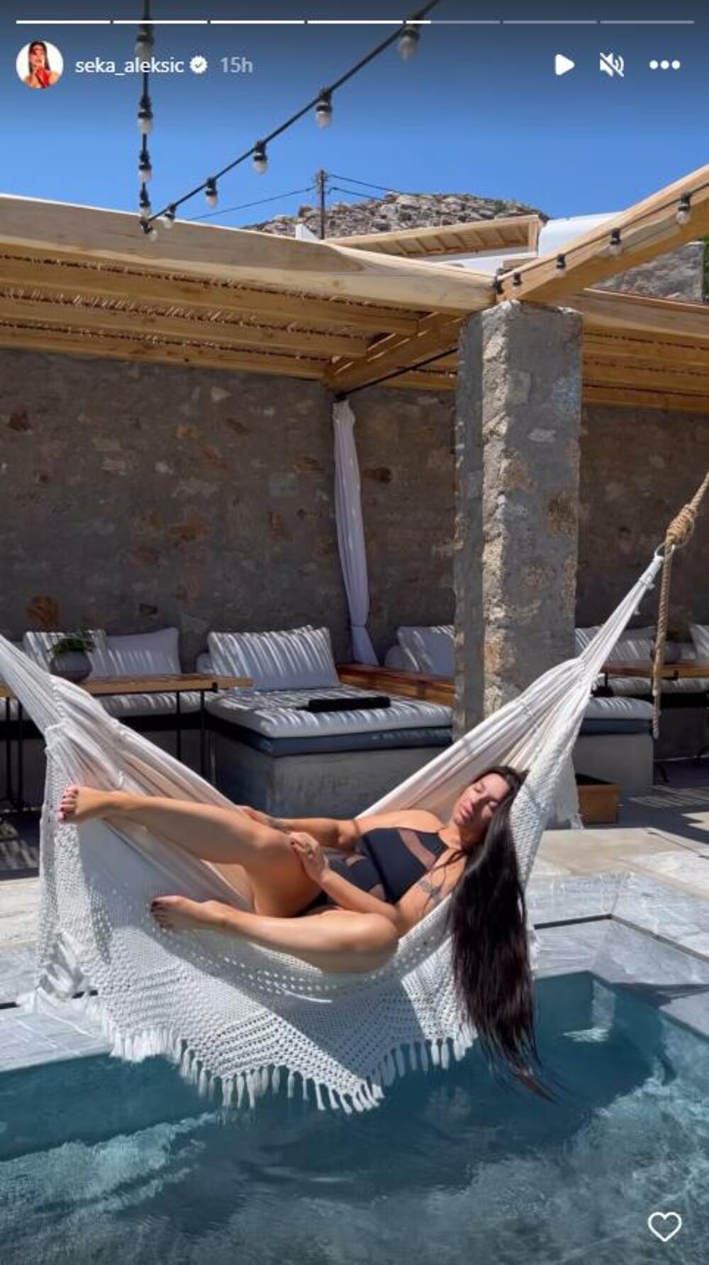 Nije poznato kada su ovi kadrovi snimljeni, a mnogi spekulišu da je snimak nastao prilikom Sekine posete ostrvu Mikonos