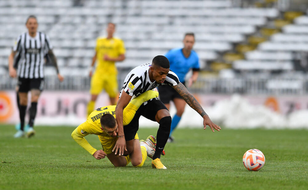 Rikardo Gomeš (desno) na utakmici Partizana i Voždovca