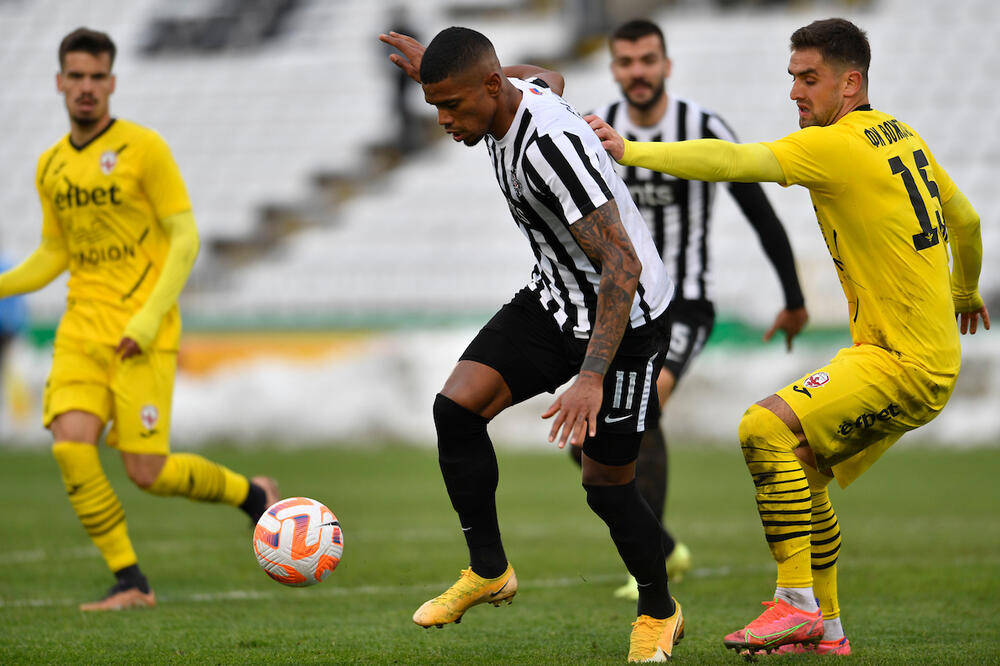 RIKARDO IGRAO PROTIVNO PRAVILIMA! Sudije nisu primetile OVAJ detalj kod Gomeša (FOTO)