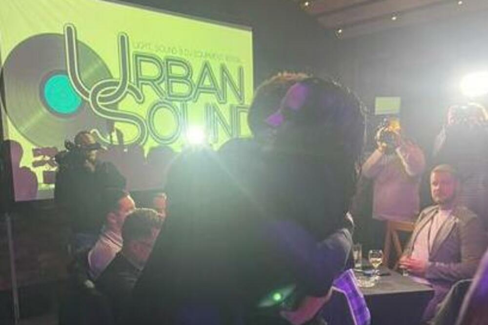 VODITELJ PINKA UHVAĆEN KAKO GRLI VATRENU CRNKU: Naša kamera je SNIMILA SVE