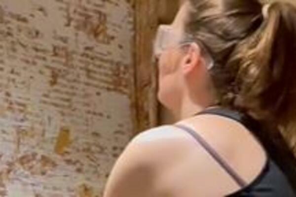 POČELA JE DA RENOVIRA KUPATILO, A ONDA OSTALA ZAKUCANA: Nije mogla da VERUJE šta se krilo iza zida PLOČICA (VIDEO)