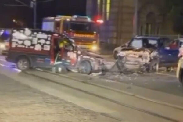 PRVI SNIMCI NESREĆE KOD GROBLJA U RUZVELTOVOJ: Povređene 2 osobe, jedna TEŽE, delovi vozila RASUTI PO PUTU (VIDEO)