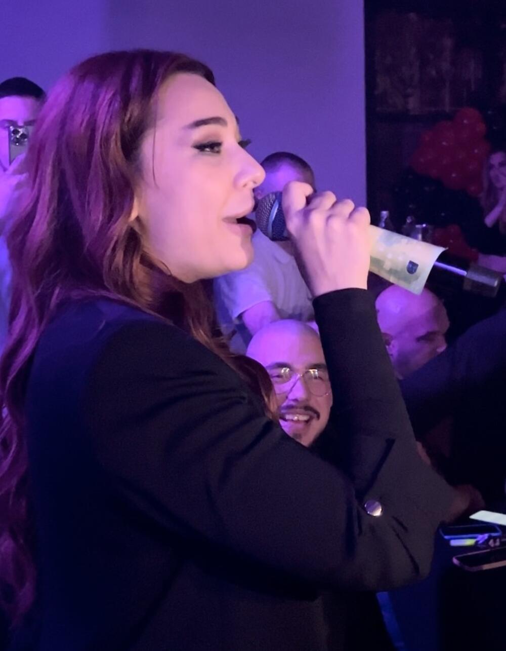 Pevačica na nastupu