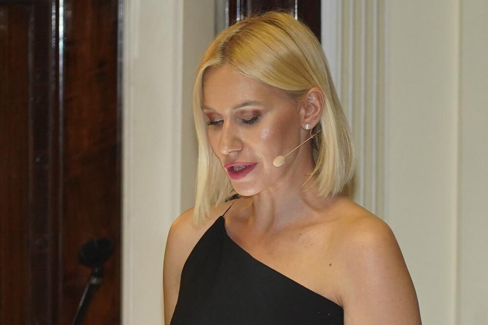 VODITELJKA RTS U NIKAD KRAĆOJ HALJINI POKAZALA ČIME RASPOLAŽE: Ovom MACANU pored nje sada zavidi cela DRŽAVA