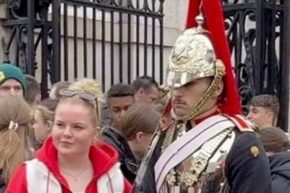 HTELA DA SE SLIKA SA GARDISTOM KOJI NOSI SABLJU, A ONDA JE MOMENTALNO ZAŽALILA: Stigla je samo da JAUKNE (VIDEO)