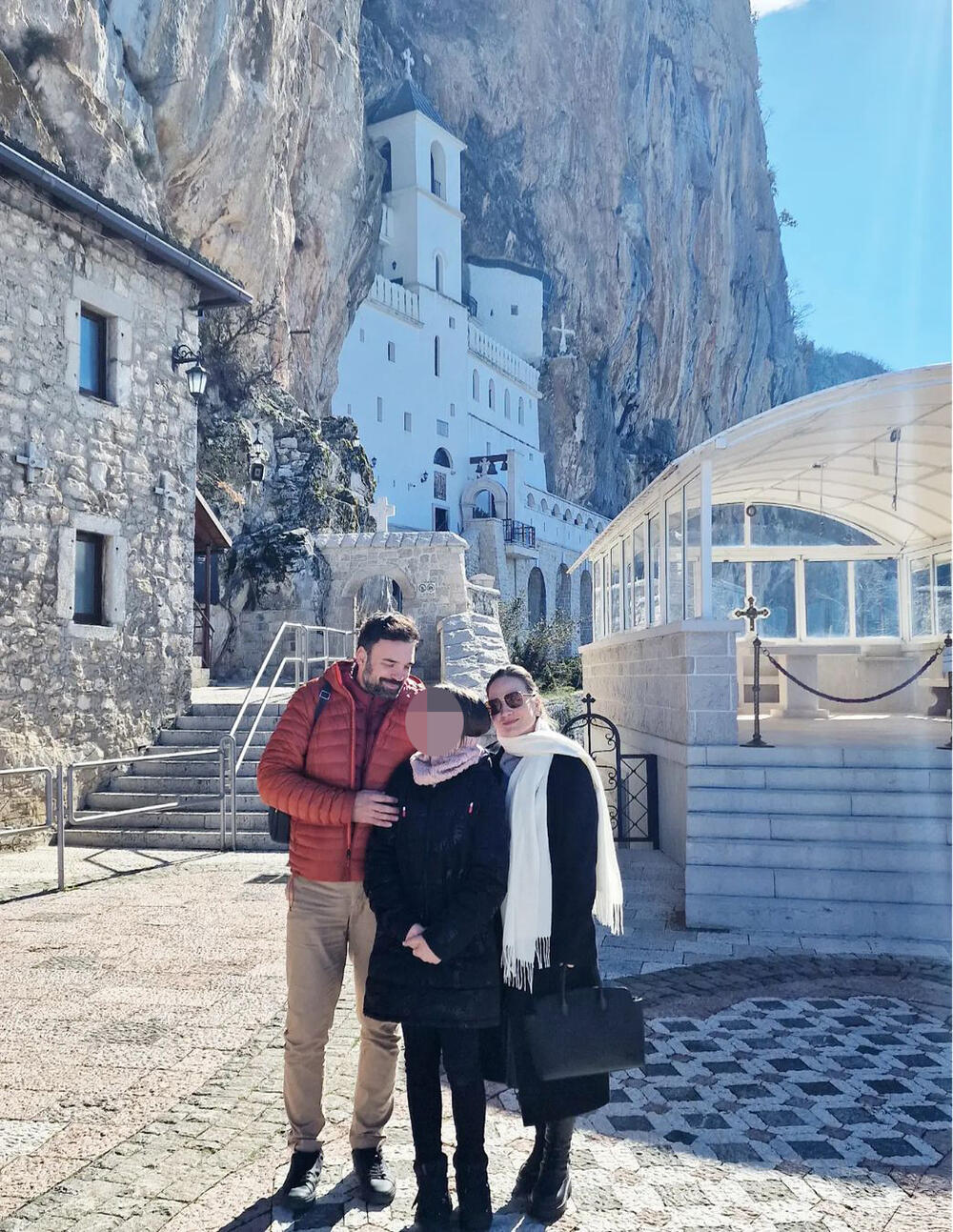 Ivan Bosiljčić i Jelena Tomašević sa ćerkicom posetili Ostrog