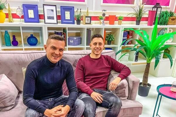 LETE ŠUŠKE SA SVIH STRANA: Pevačicu kitili novčanicama, ona sve prosledila DIJAMANTI BENDU