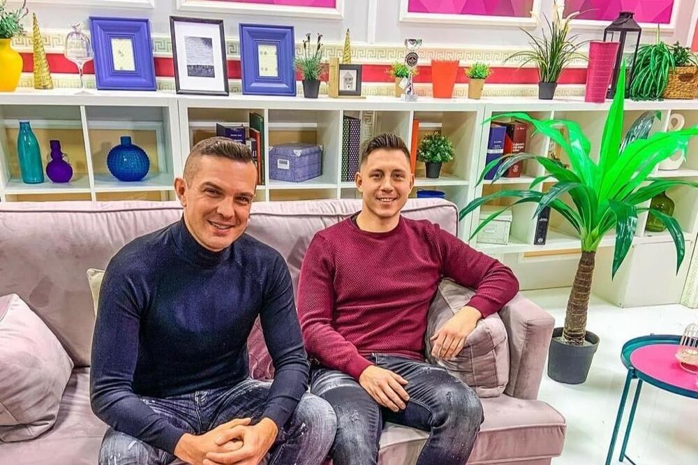 LETE ŠUŠKE SA SVIH STRANA: Pevačicu kitili novčanicama, ona sve prosledila DIJAMANTI BENDU