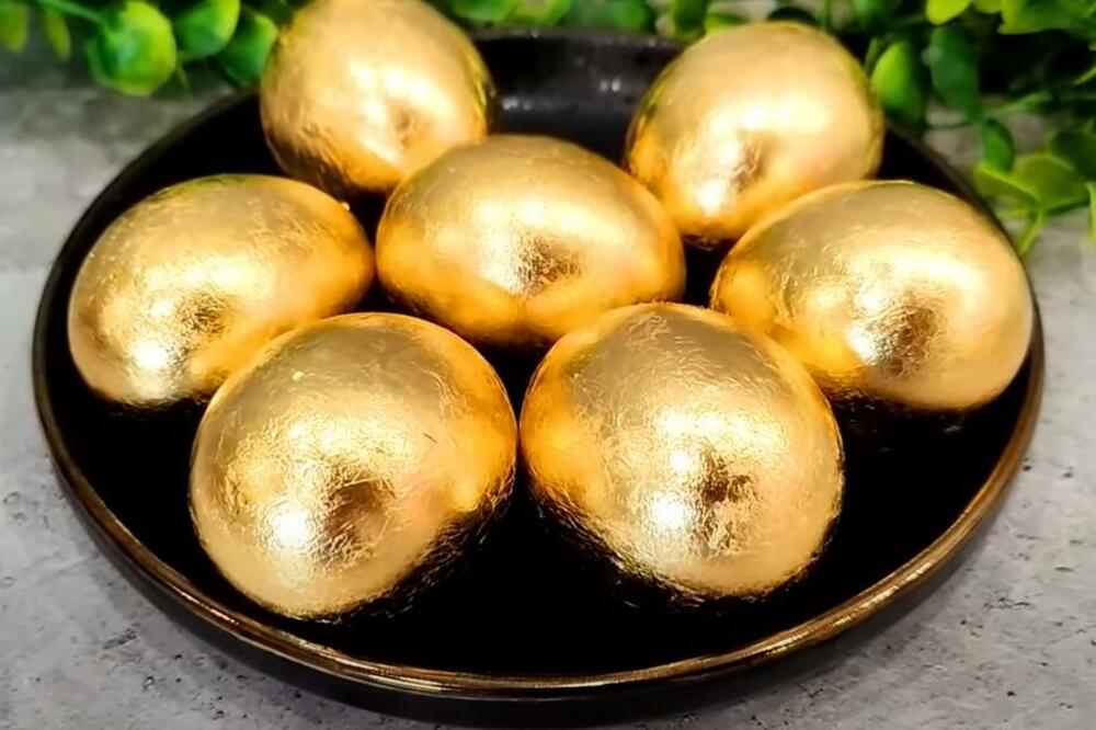 EVO KAKO DA VAM USKRŠNJA JAJA BUDU ZLATNA: Svi su ZALUĐENI BOJOM, ništa SLIČNO niste videli (VIDEO)