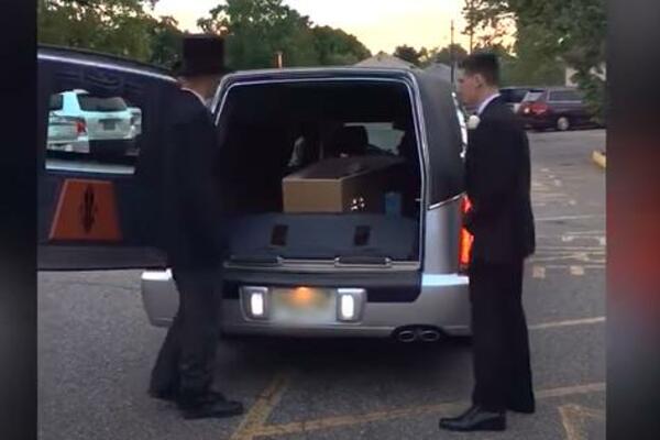 DOVEZLI SU JE NA MATURU UMRTVAČKOM SANDUKU I POGREBNIM KOLIMA: Razlog će vas BUKVALNO ostaviti u ČUDU (VIDEO)