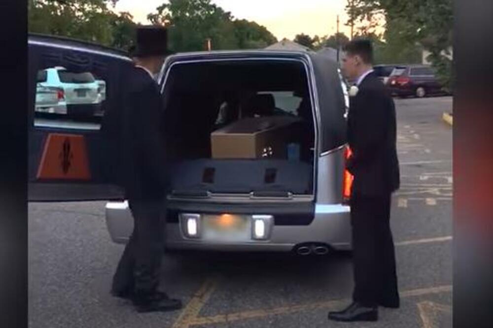 DOVEZLI SU JE NA MATURU UMRTVAČKOM SANDUKU I POGREBNIM KOLIMA: Razlog će vas BUKVALNO ostaviti u ČUDU (VIDEO)